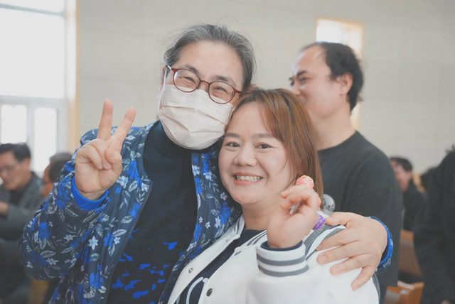 한국·태국 성도 포옹, 활짝 웃음