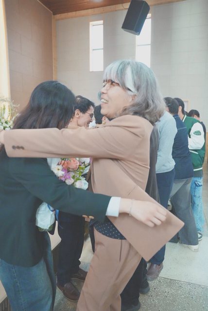 노년 성도와 청년의 따뜻한 포옹