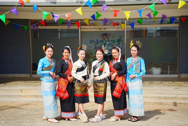 전통의상 여섯 명