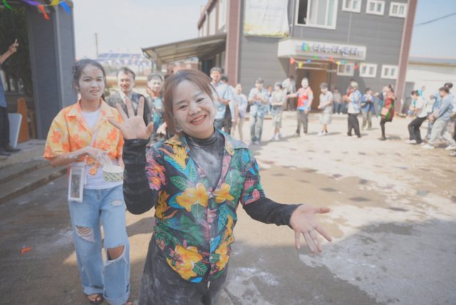 알록달록 셔츠 두 사람 환한 인사