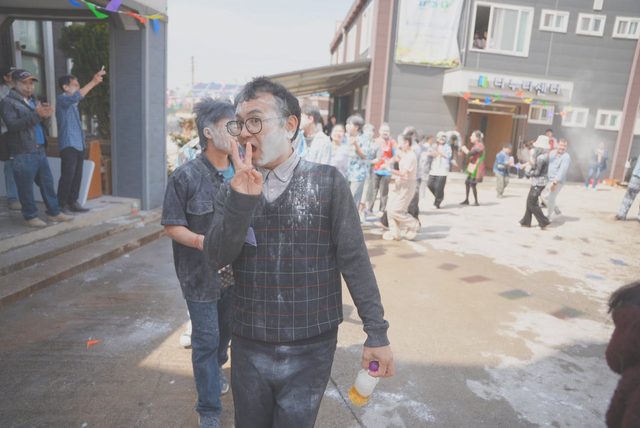 브이 하며 웃는 즐거운 순간