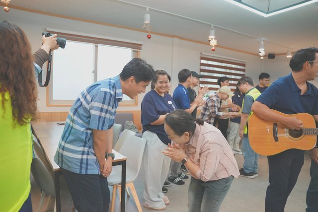 서로 인사하는 봉사자와 성도들
