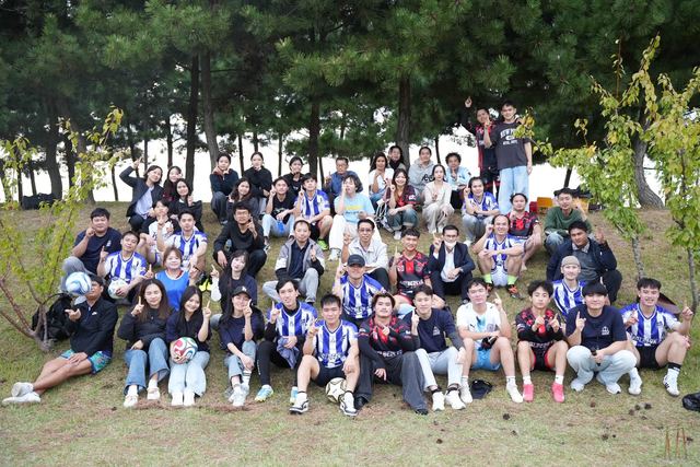 야외 축구 후 언덕 단체 사진