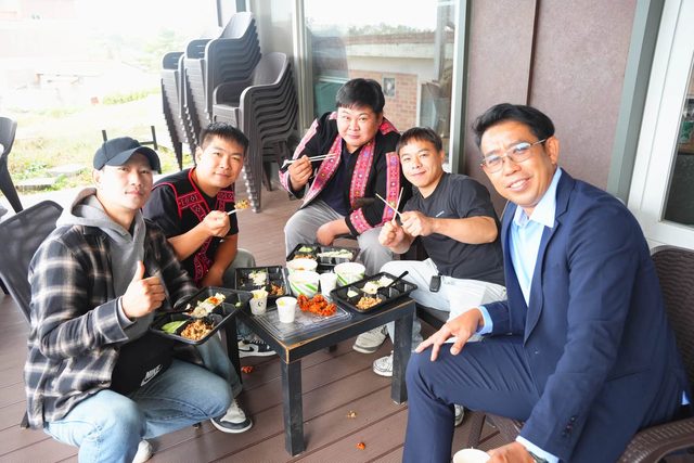 함께 도시락 먹으며 웃는 모습