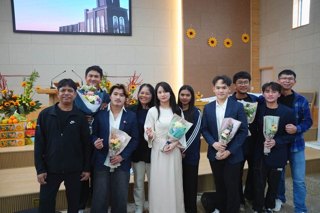 꽃다발 든 청년들 환한 단체