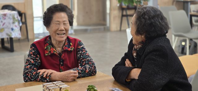 두 어르신 마주 보며 환한 웃음
