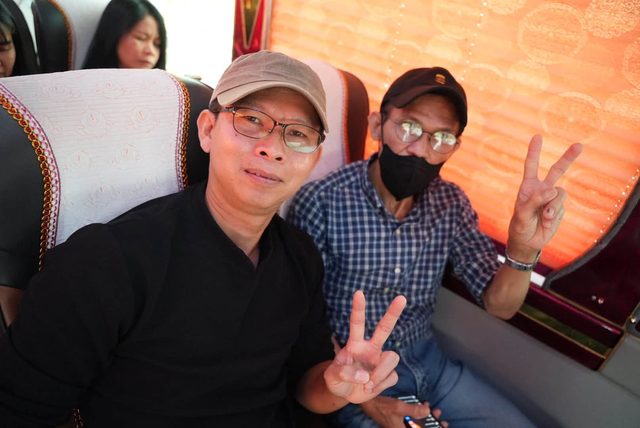 브이 하며 웃는 두 남성 성도