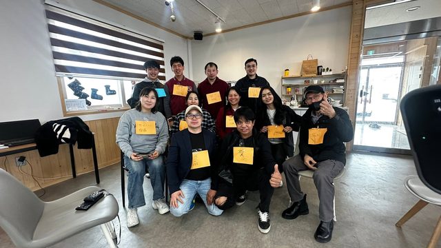엄지 올리며 웃는 단체 사진