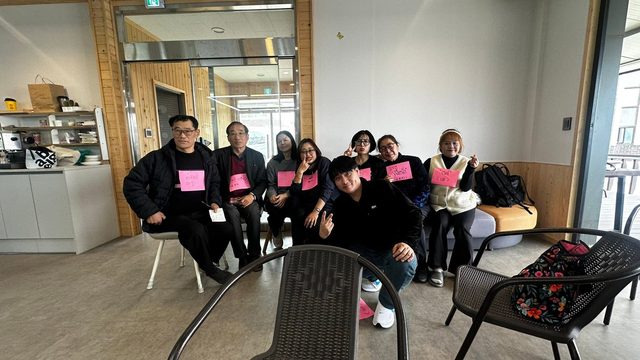 나란히 앉아 웃는 성도들