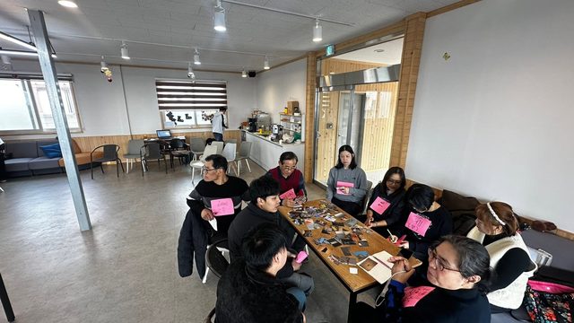 둘러앉아 카드 놀이 하는 협력