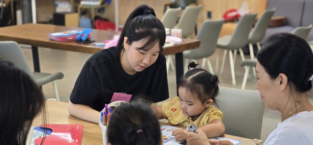 교사와 아이들 둘러앉아 만들기