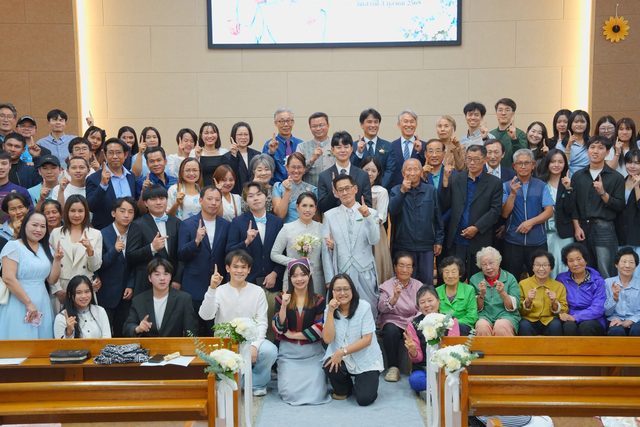 하객 전체 함께 기뻐하는 단체