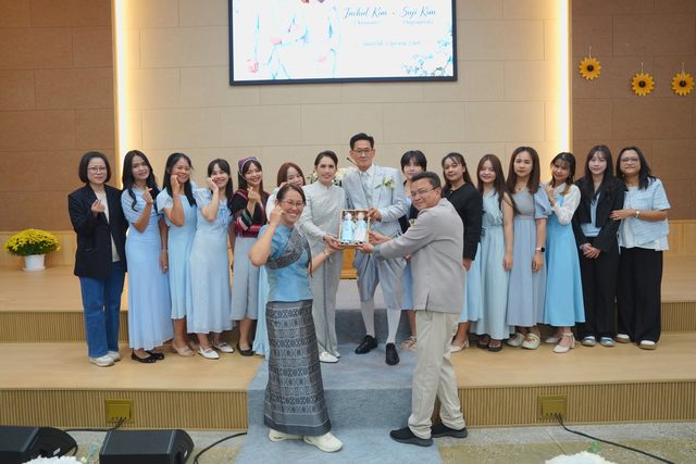 하객들이 선물 전하며 축하