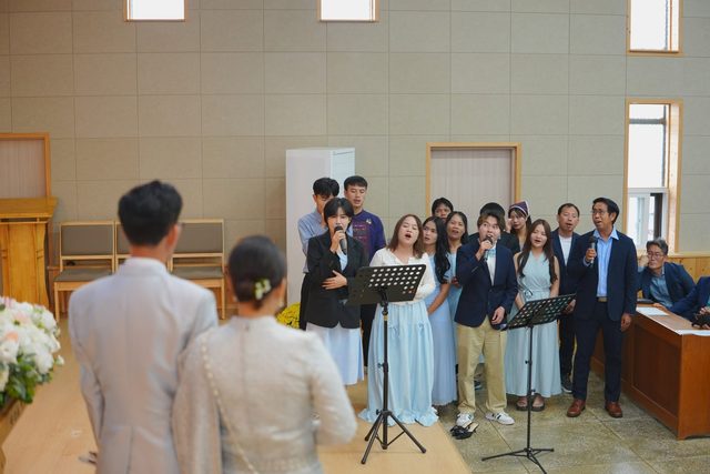 찬양으로 신랑신부 축복하는 팀