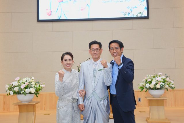 신랑 신부와 하객 주먹 응원